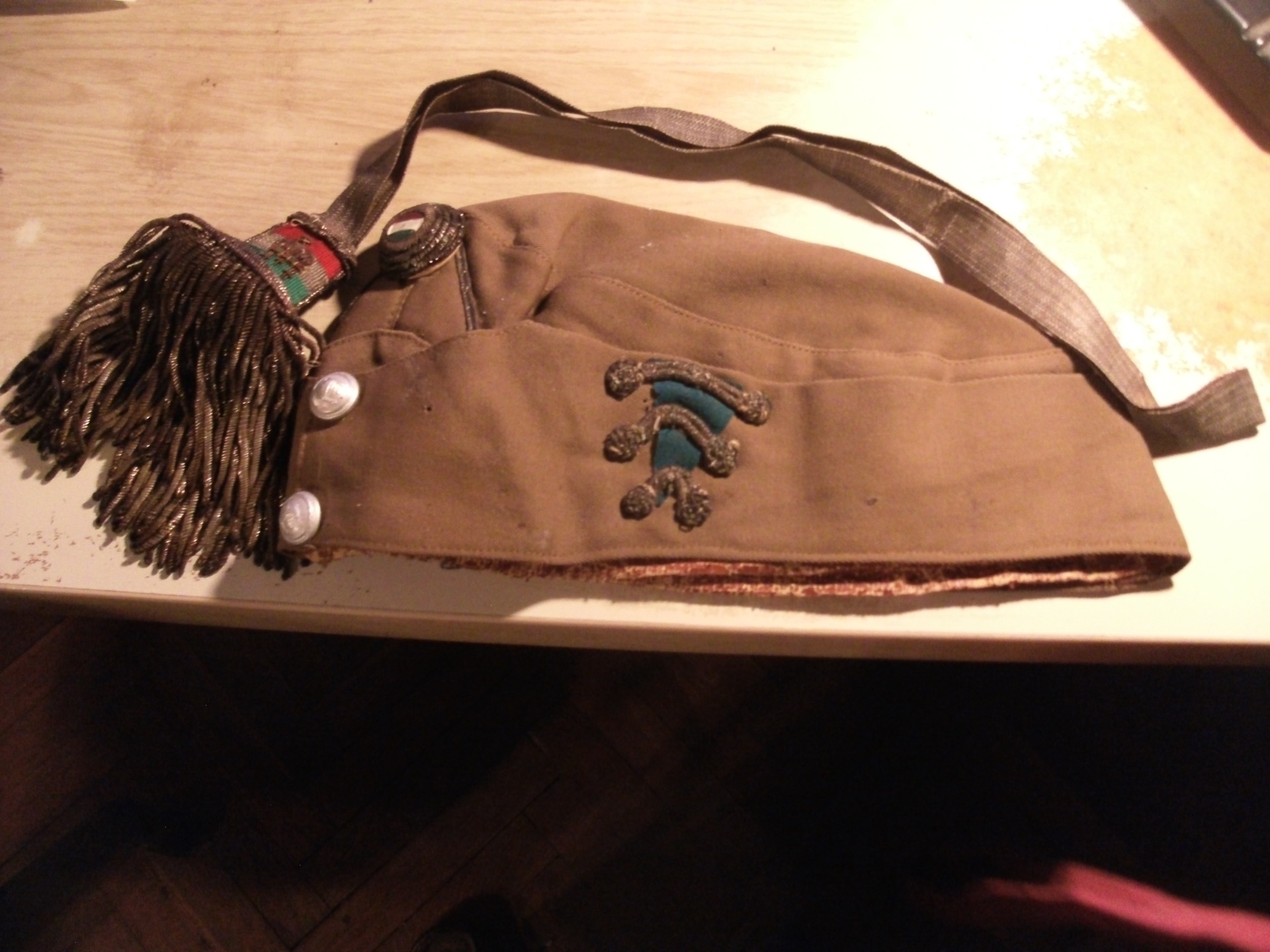 Dóczy Zoltán Gida sapkája, kardbojtja